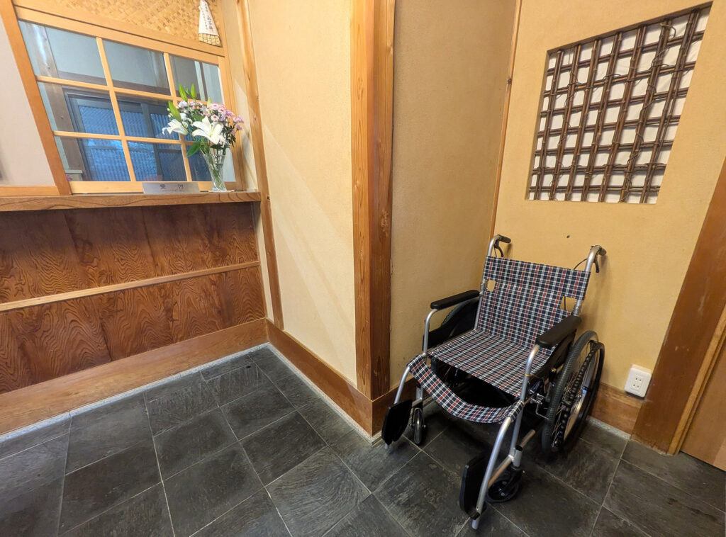 宝くじ財団より車いすの寄贈